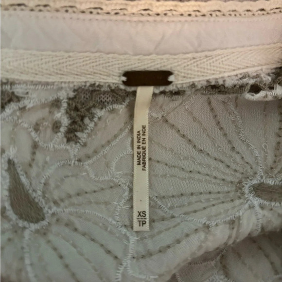 Free People Easy‎ Breezy Long Sleeve Henley Floral Shoulder Back Embroidered - Picture 6 of 7